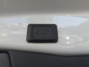 https://vehicle.imgix.net/4410849/c3984d3e-fc4a-4d3b-bcd4-f2f9b85b2aaf.jpg