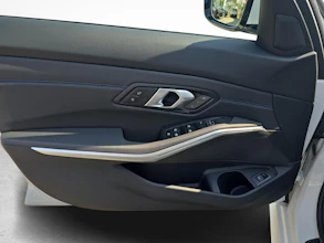 https://vehicle.imgix.net/4410916/59658061-a61d-4b28-874e-d2dd7a98c900.jpg