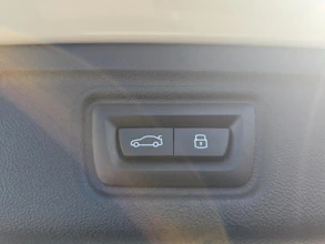 https://vehicle.imgix.net/4410916/973e5304-d1c6-4a3e-9813-9818d5bd8bbe.jpg