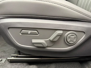 https://vehicle.imgix.net/4411645/cee86aa6-3e54-4155-bd6b-c20564622bd1.jpeg