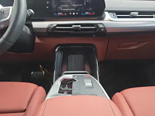 BMW iX1 20 M Sport eDrive U11 (CH) AHK 750KG **100 % électrique**