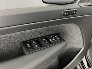 VOLVO XC40 2.0 B3 MH Plus Dark