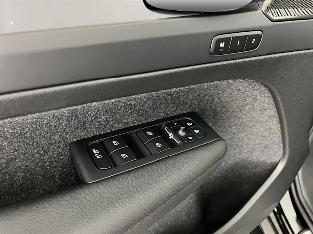 Volvo XC40 2.0 B3 MH Plus Dark