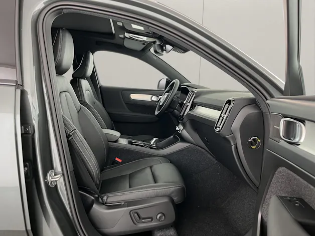 Volvo XC40 2.0 B3 MH Plus Dark