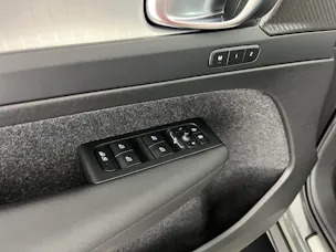 VOLVO XC40 2.0 B3 MH Plus Dark