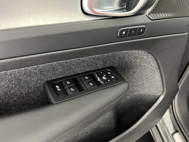 Volvo XC40 2.0 B3 MH Plus Dark
