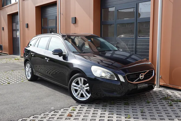 Volvo V60 D4 AWD Geartronic "* CH Véhicule * 8 Roues * Phares Auto * Sièges chauffants * Capteur stationnement * Tempomat *