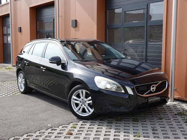 Volvo V60 D4 AWD Geartronic "* CH Véhicule * 8 Roues * Phares Auto * Sièges chauffants * Capteur stationnement * Tempomat *