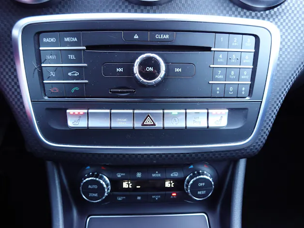 Mercedes-Benz A 200 Night Star "* Régulateur de vitesse * Sièges chauffantes * jantes 18 * intérieur cuir/tissus "