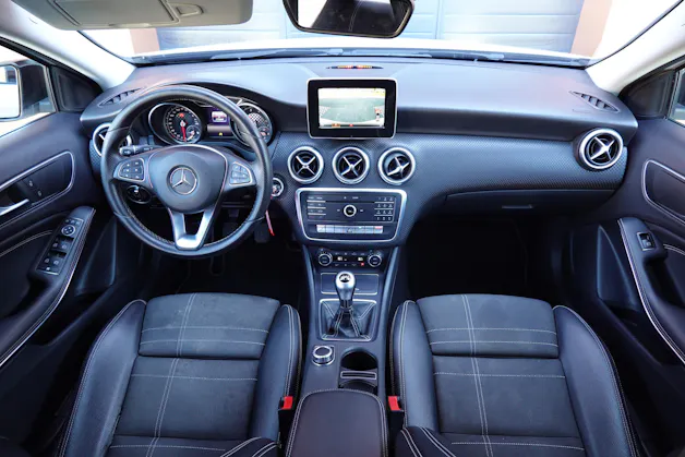 Mercedes-Benz A 200 Night Star "* Régulateur de vitesse * Sièges chauffantes * jantes 18 * intérieur cuir/tissus "
