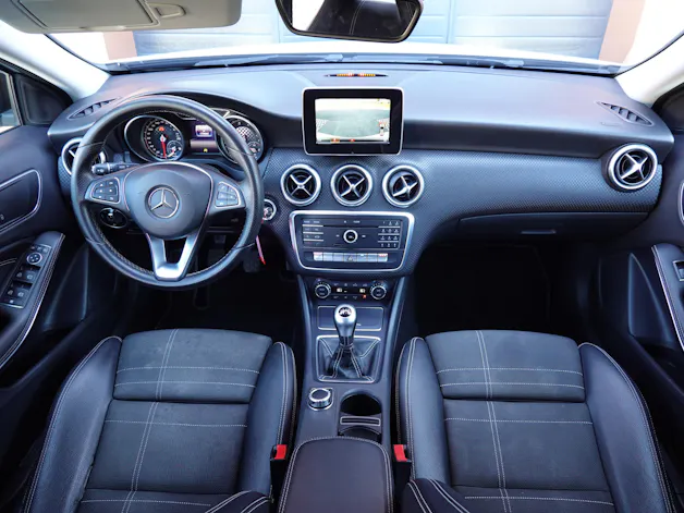 Mercedes-Benz A 200 Night Star "* Régulateur de vitesse * Sièges chauffantes * jantes 18 * intérieur cuir/tissus "