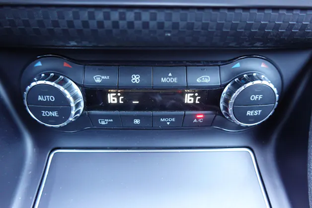 Mercedes-Benz A 200 Night Star "* Régulateur de vitesse * Sièges chauffantes * jantes 18 * intérieur cuir/tissus "