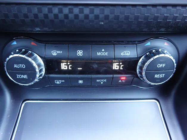 Mercedes-Benz A 200 Night Star "* Régulateur de vitesse * Sièges chauffantes * jantes 18 * intérieur cuir/tissus "