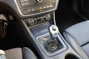 MERCEDES-BENZ GLA 200 CDI "* 8 Roues * Régulateur de vitesse * Sièges chauffantes * jantes 18 * intérieur cuir/tissus *"