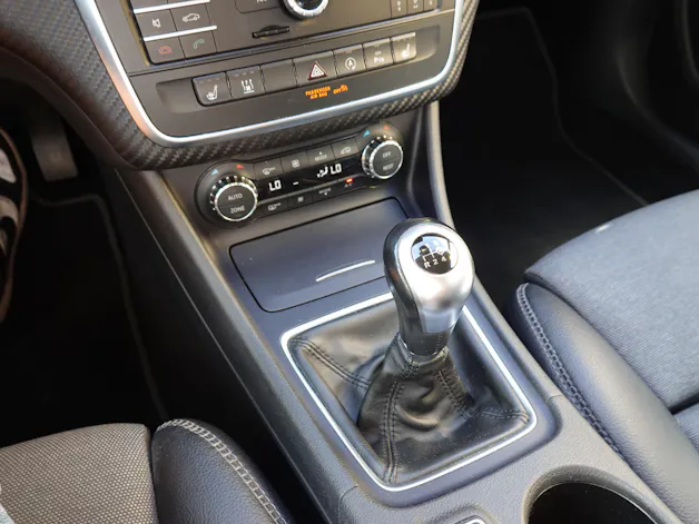 Mercedes-Benz GLA 200 CDI "* 8 Roues * Régulateur de vitesse * Sièges chauffantes * jantes 18 * intérieur cuir/tissus *"
