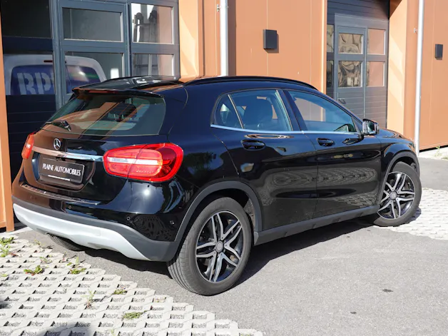 Mercedes-Benz GLA 200 CDI "* 8 Roues * Régulateur de vitesse * Sièges chauffantes * jantes 18 * intérieur cuir/tissus *"