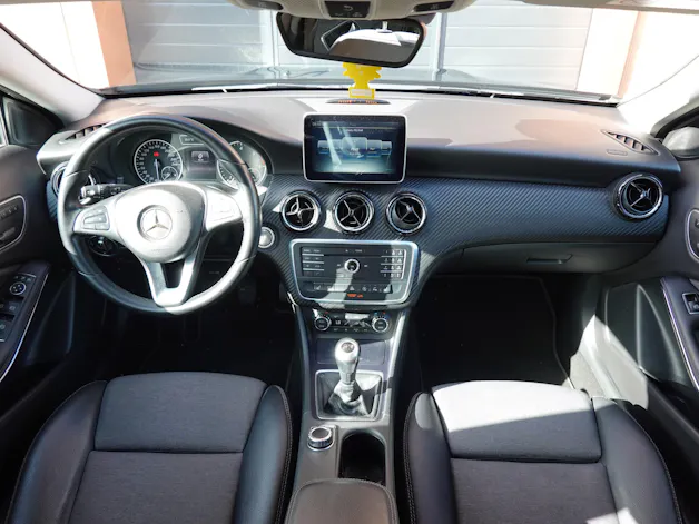 Mercedes-Benz GLA 200 CDI "* 8 Roues * Régulateur de vitesse * Sièges chauffantes * jantes 18 * intérieur cuir/tissus *"