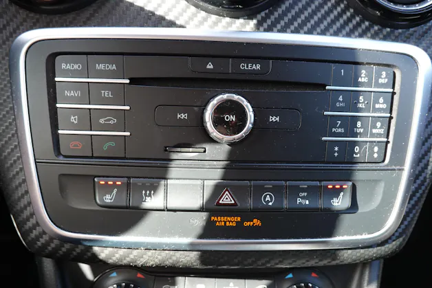 Mercedes-Benz GLA 200 CDI "* 8 Roues * Régulateur de vitesse * Sièges chauffantes * jantes 18 * intérieur cuir/tissus *"