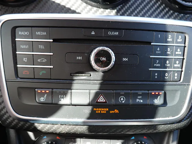 Mercedes-Benz GLA 200 CDI "* 8 Roues * Régulateur de vitesse * Sièges chauffantes * jantes 18 * intérieur cuir/tissus *"