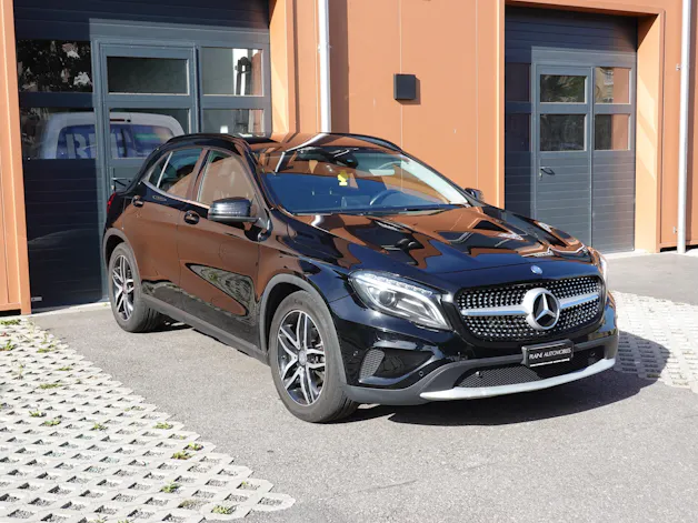 Mercedes-Benz GLA 200 CDI "* 8 Roues * Régulateur de vitesse * Sièges chauffantes * jantes 18 * intérieur cuir/tissus *"
