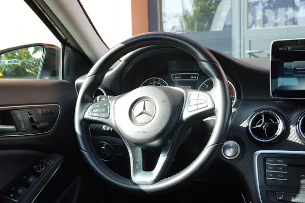 Mercedes-Benz GLA 200 CDI "* 8 Roues * Régulateur de vitesse * Sièges chauffantes * jantes 18 * intérieur cuir/tissus *"