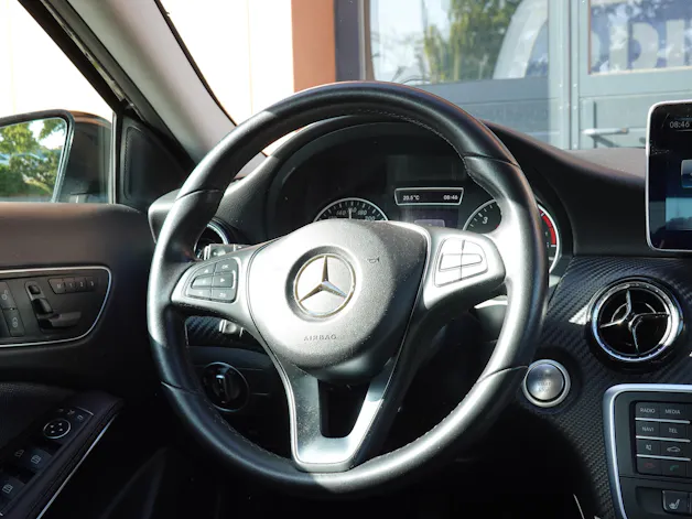 Mercedes-Benz GLA 200 CDI "* 8 Roues * Régulateur de vitesse * Sièges chauffantes * jantes 18 * intérieur cuir/tissus *"