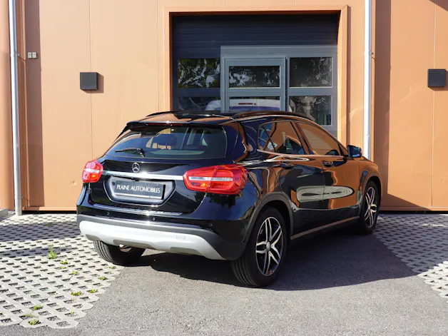 Mercedes-Benz GLA 200 CDI "* 8 Roues * Régulateur de vitesse * Sièges chauffantes * jantes 18 * intérieur cuir/tissus *"