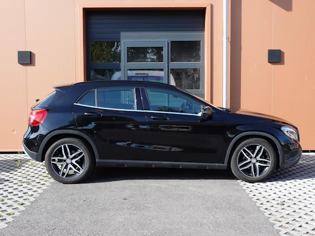 Mercedes-Benz GLA 200 CDI "* 8 Roues * Régulateur de vitesse * Sièges chauffantes * jantes 18 * intérieur cuir/tissus *"
