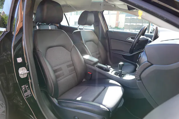 Mercedes-Benz GLA 200 CDI "* 8 Roues * Régulateur de vitesse * Sièges chauffantes * jantes 18 * intérieur cuir/tissus *"