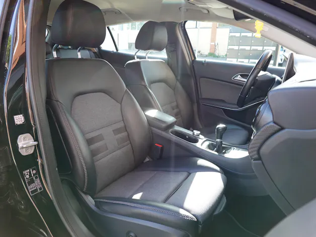 Mercedes-Benz GLA 200 CDI "* 8 Roues * Régulateur de vitesse * Sièges chauffantes * jantes 18 * intérieur cuir/tissus *"
