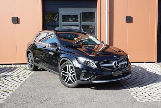 Mercedes-Benz GLA 200 CDI "* 8 Roues * Régulateur de vitesse * Sièges chauffantes * jantes 18 * intérieur cuir/tissus *"