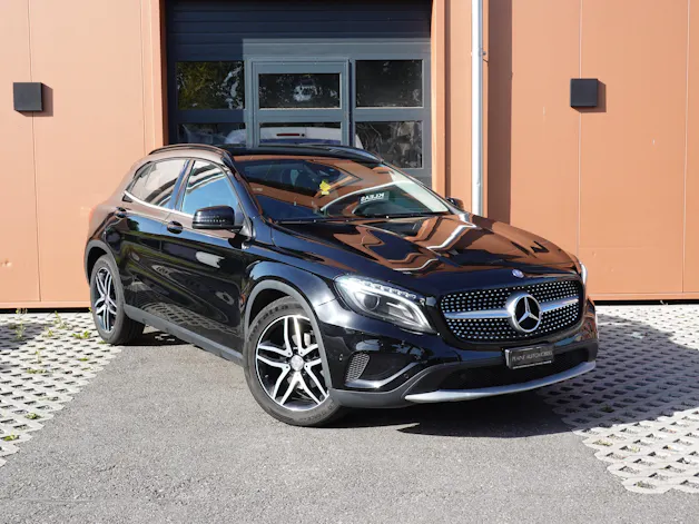 Mercedes-Benz GLA 200 CDI "* 8 Roues * Régulateur de vitesse * Sièges chauffantes * jantes 18 * intérieur cuir/tissus *"