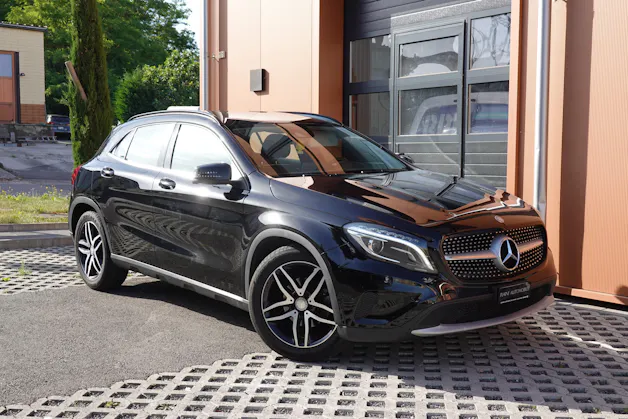 Mercedes-Benz GLA 200 CDI "* 8 Roues * Régulateur de vitesse * Sièges chauffantes * jantes 18 * intérieur cuir/tissus *"