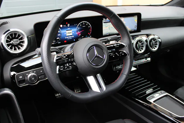Mercedes-Benz A 200 7G-DCT AMG Line Facelift - " Caméra * Jantes 18' * Tempomat Adaptatif * Aides à la conduite"