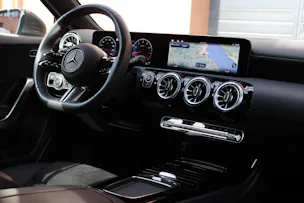 MERCEDES-BENZ A 200 7G-DCT AMG Line Facelift - " Caméra * Jantes 18' * Tempomat Adaptatif * Aides à la conduite"