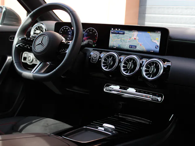 Mercedes-Benz A 200 7G-DCT AMG Line Facelift - " Caméra * Jantes 18' * Tempomat Adaptatif * Aides à la conduite"