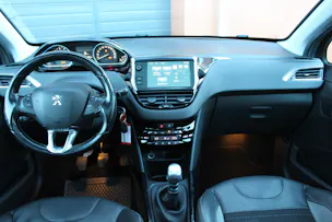 PEUGEOT 2008 1.2 PureTech Féline