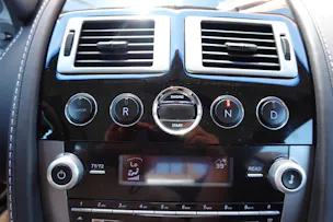 Aston Martin V8 Vantage 4.7 Sportshift - "Sièges Lightweight Carbone avec memoire * Phares xenon * Son Premium * Tempomat"