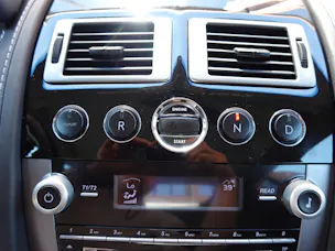 Aston Martin V8 Vantage 4.7 Sportshift - "Sièges Lightweight Carbone avec memoire * Phares xenon * Son Premium * Tempomat"