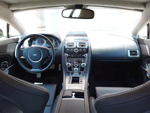 Aston Martin V8 Vantage 4.7 Sportshift - "Sièges Lightweight Carbone avec memoire * Phares xenon * Son Premium * Tempomat"