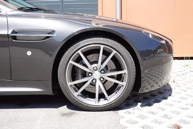Aston Martin V8 Vantage 4.7 Sportshift - "Sièges Lightweight Carbone avec memoire * Phares xenon * Son Premium * Tempomat"