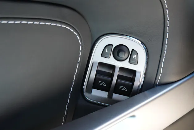 Aston Martin V8 Vantage 4.7 Sportshift - "Sièges Lightweight Carbone avec memoire * Phares xenon * Son Premium * Tempomat"