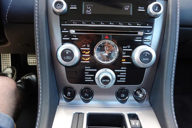 Aston Martin V8 Vantage 4.7 Sportshift - "Sièges Lightweight Carbone avec memoire * Phares xenon * Son Premium * Tempomat"