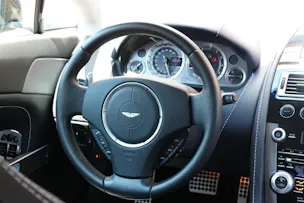 Aston Martin V8 Vantage 4.7 Sportshift - "Sièges Lightweight Carbone avec memoire * Phares xenon * Son Premium * Tempomat"