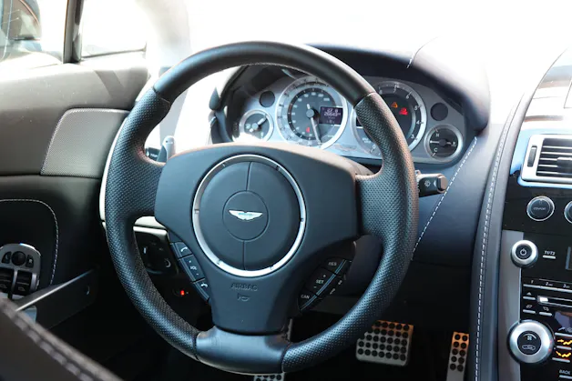 Aston Martin V8 Vantage 4.7 Sportshift - "Sièges Lightweight Carbone avec memoire * Phares xenon * Son Premium * Tempomat"