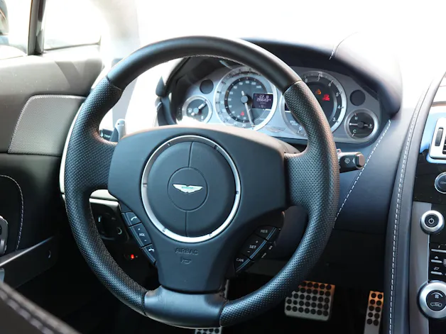 Aston Martin V8 Vantage 4.7 Sportshift - "Sièges Lightweight Carbone avec memoire * Phares xenon * Son Premium * Tempomat"