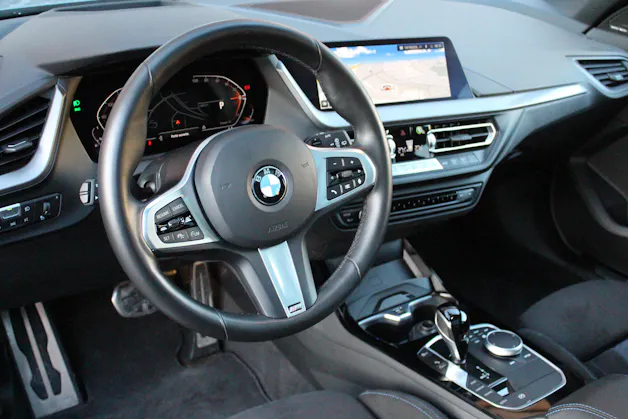 BMW 118i Pure M Sport Steptronic - "Jantes 19' * Toit Ouvrant * Harman & Kardon * Head-Up Display"