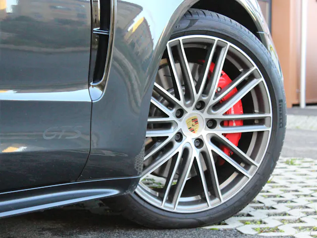 Porsche Panamera GTS Sport Turismo PDK - "CH Fahrzeug * Toit Pano * Sport Chrono * Echap. Sport * Toutes Roues Directr. * Caméra 360'"