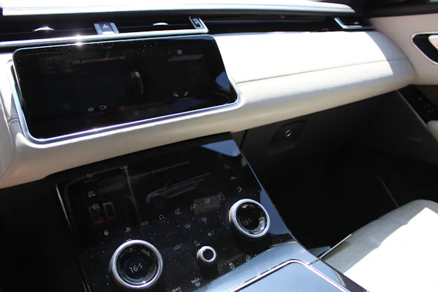Land Rover Range Rover Velar D 300 First Edition Automatic - "Toit Ouvrant * Son Meridian * 8 Roues * Sièges Electriques avec Mémoire"