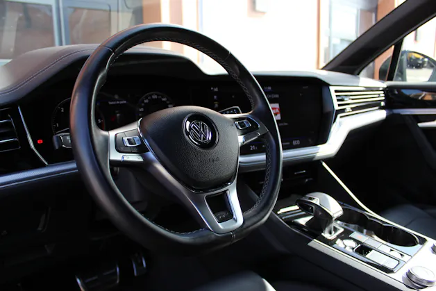 VW Touareg 3.0 TDI R Line Tiptronic - "Pack R-Line Int/Ext * Attelage Elec. 3500 Kg * Caméra * Service gratuit"